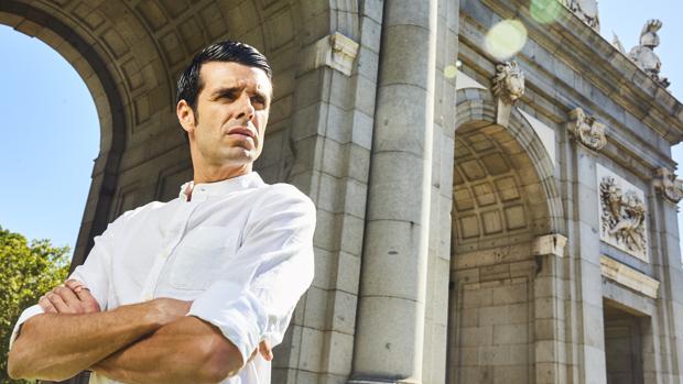 Emilio de Justo posa en la Puerta de Alcalá tras su triunfo en Las Ventas