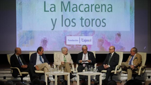 Los participantes en la mesa redonda en Cajasol