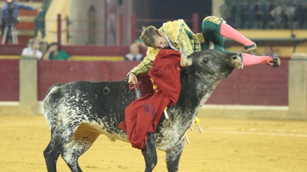 El pitón se hunde en el muslo izquierdo del novillero Alejandro Mora