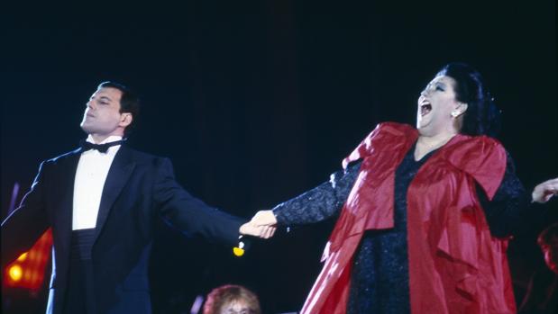 Freddie Mercury y Montserrat Caballé, juntos durante una actuación