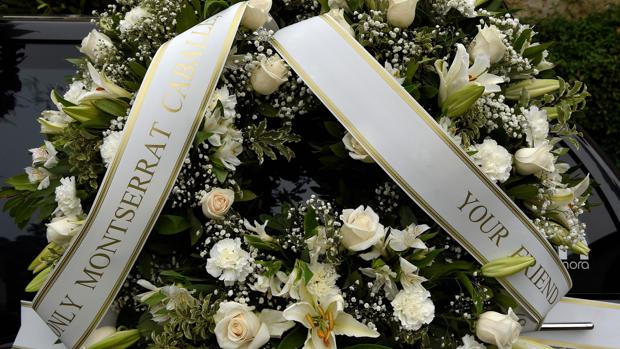 Detalle de una corona de flores en memoria de Montserrat Caballé