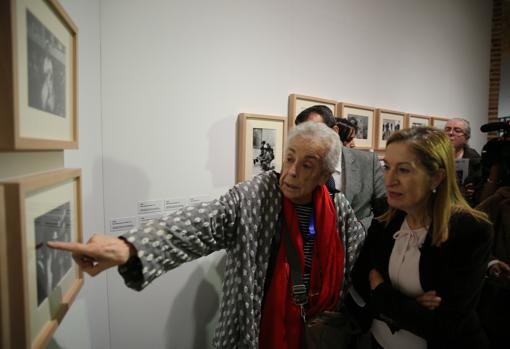 Colita. En la Cámara Baja cuelgan algunas imágenes de la fotógrafa catalana (en la imagen, junto a Ana Pastor)