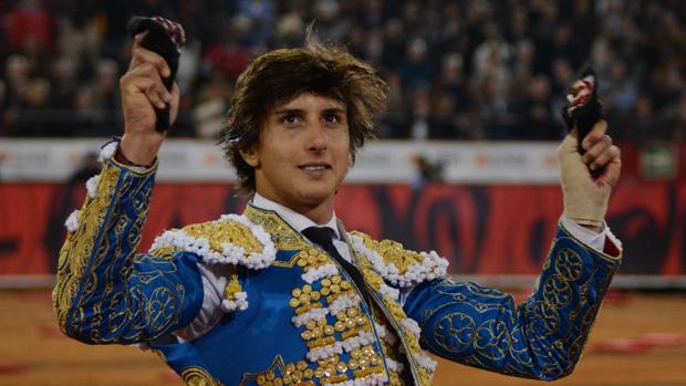 Roca Rey pasea las dos orejas del último toro en La México