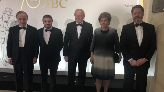 De izquierda a derecha: Marañón, Fernández, Azuaga (presidente de Unicaja), Pilar de Yarza y Rubido
