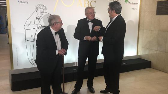 Invitados junto al director general de comunicación y relaciones institucionales de Vocento, Óscar Campillo