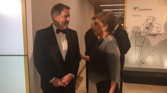 El director de ABC, Bieito Rubido, junto a la ganadora del Luca de Tena, Pilar de Yarza