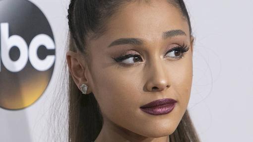 Posado de la cantante Ariana Grande en