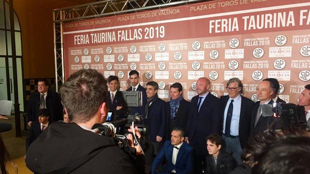 Foto de familia en la presentación de la Feria de Fallas