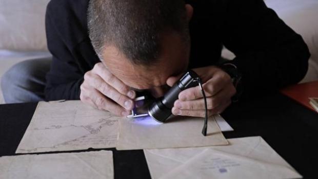 Fernández Molina analiza con luz ultravioleta los plano