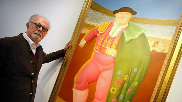 Fernando Botero, junto a uno de los cuadros de sus toreros