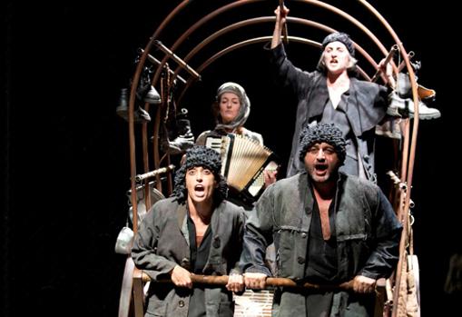 La compañía Atalaya en plena actuación de «Madre Coraje»