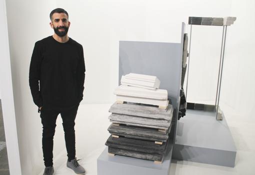 El artista Antonio Fernández Alvira posa junto a su proyecto
