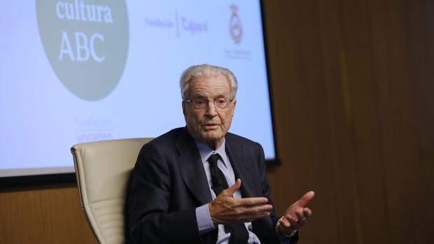 Antonio Garrigues Walker, este miércoles durante su intervención en el Aula de Cultura de ABC de Sevilla