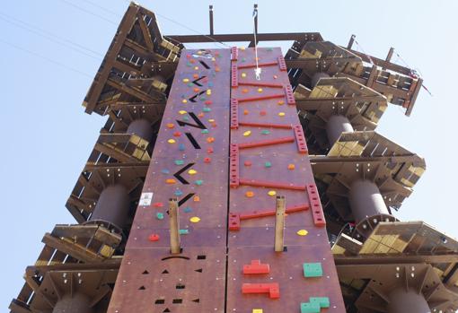 Torre para practicar la escalada
