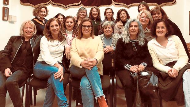 Las pintoras de Ayamonte, veintiuna, que se han reunido en torno a Sorolla para rendirle homenaje