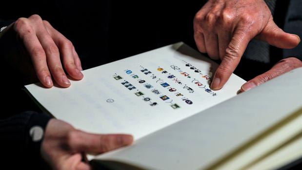 l artista chino Xu Bing presenta el libro «Book from the Ground»
