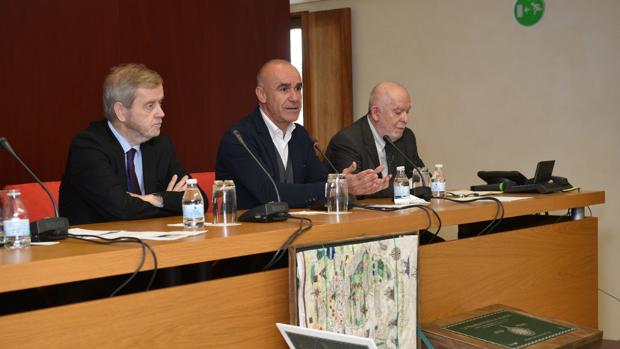 Manuel Ravina, Antonio Muñoz y Juan Gil en la presentación del libro