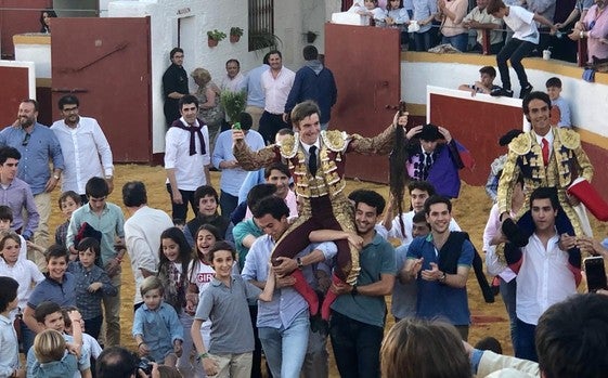 De la Fuente y Ruiz Muñoz rodeados de un grupo de jóvenes aficionados