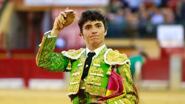 Jorge Isiegas pasea la oreja que cortó al cuarto novillo