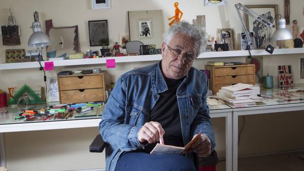 Javier Pagola en «su estudio», una recreación hecha ex profeso para esta exposición