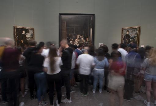 Visitantes en la Sala XII del museo, dedicada a Velázquez y presidida por «Las Meninas»