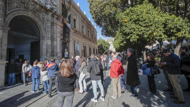 Colas para acceder al museo a la antológica de Murillo