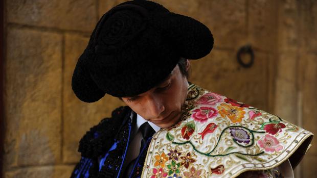 Sebastián Castella en el patio de caballos de la Real Maestranza, antes de torear