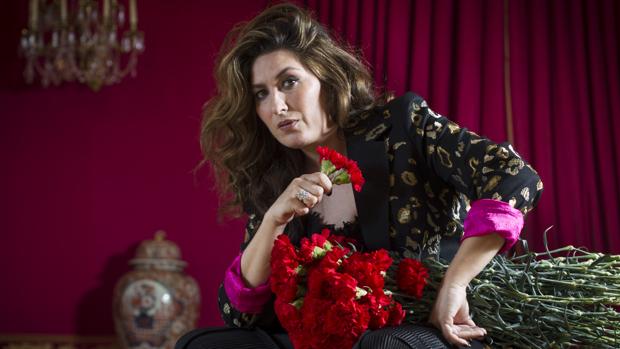 Estrella Morente posa con unas flores en la mano