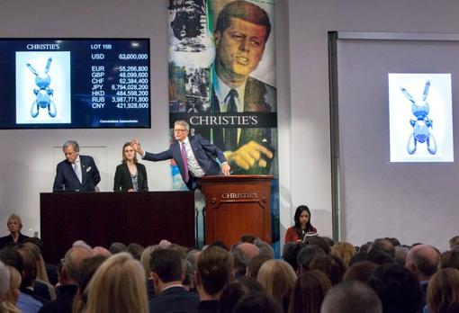 Un momento de la subasta de la obra de Koons, el miércoles en la sala Christie's de Nueva York