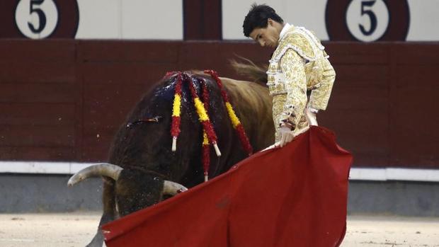 Pablo Aguado dibujó muletazos a cámara lenta al último de la tarde