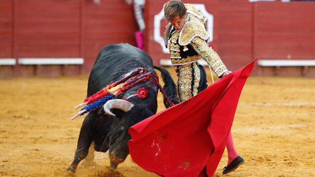 El Juli en su faena con la muleta durante la corrida celebrada en la plaza de toros de Jerez de la Frontera