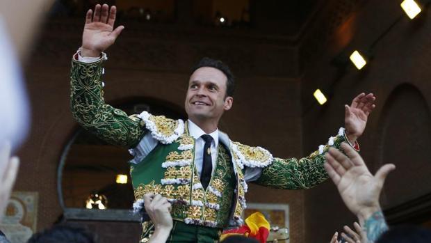 Antonio Ferrera abandona la plaza a hombros después de brindar una tarde inolvidable