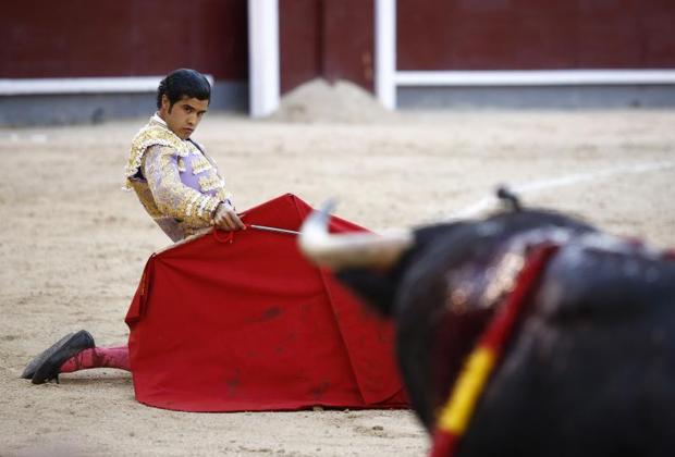 Diego San Román sufrió dos feas volteretas en sus dos novillos