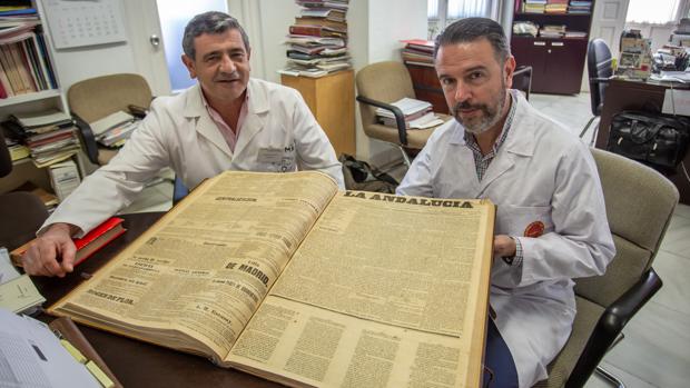 Marcos Fernández y Rafael Cid con un tomo que recopila ejemplares de «La Andalucía»