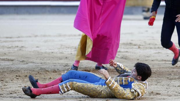 Sebastián Ritter, en la arena tras sufrir el serio percance