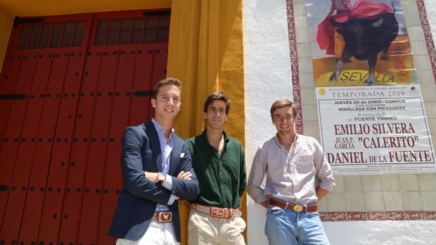 Daniel de la Fuente, Calerito y Emilio Silvera, juntos delante de la Real Maestranza