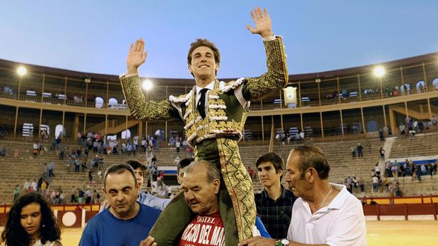 Ginés Marín sale a hombros del coso alicantino