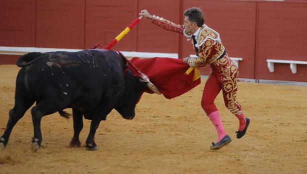 Manul Escribano, en el tercio de banderillas del toro indultado