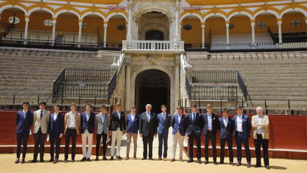 El empresario Ramón Valencia con 14 de los 18 novilleros anunciados en Sevilla -