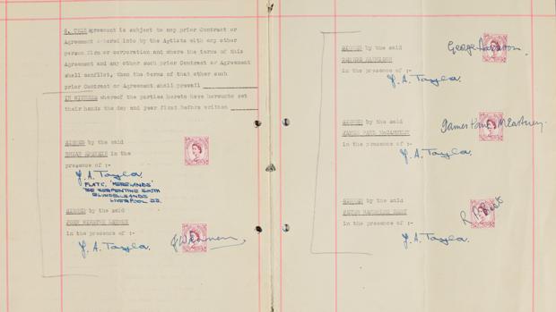 El contrato, con las firmas de John Lennon, Paul McCartney, George Harrison y el baterista original de los Beatles, Pete Best