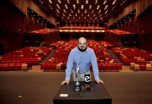 Luis Manuel González junto a los dos premios obtenidos por el Cartuja Center Cite