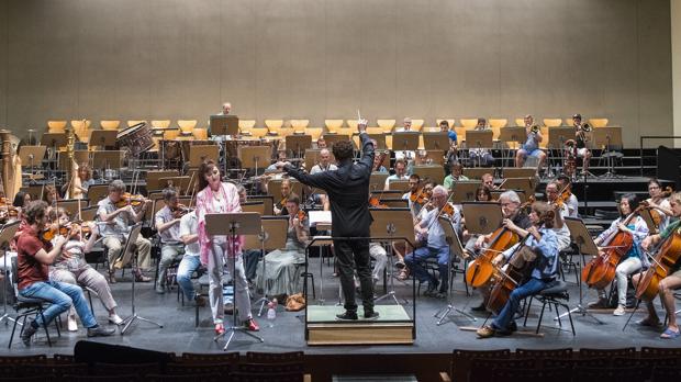 La Real Orquesta Sinfónica de Sevilla durante un ensayo dirigido por John Axelrod