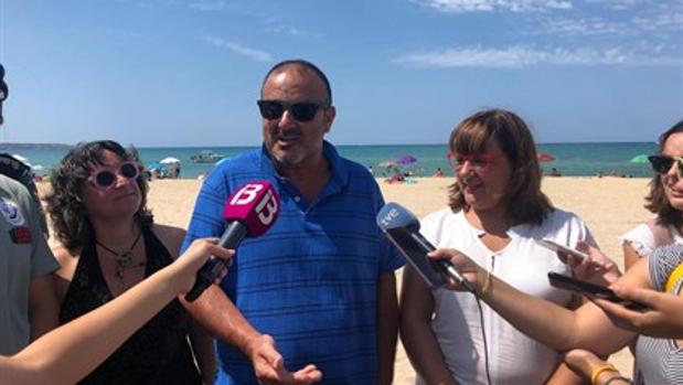 De izquierda a derecha: la directora insular de Patrimonio, Kika Coll; el descubridor del hallazgo, Félix Alarcón, y la vicepresidenta del Consell de Mallorca y consellera de Cultura, Patrimonio Y Política Lingüística, Bel Busquets