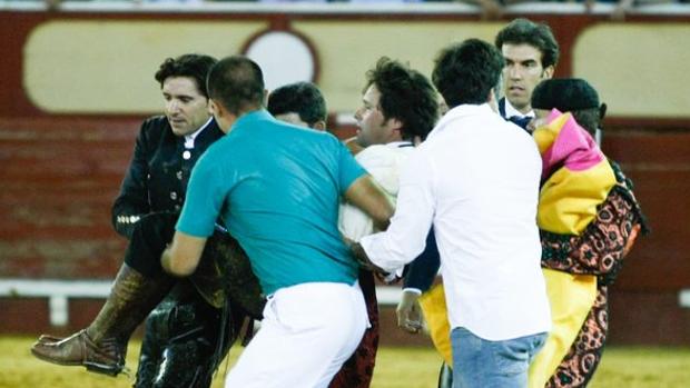 Andrés Romero es trasladado a la enfermería tra la dura caída