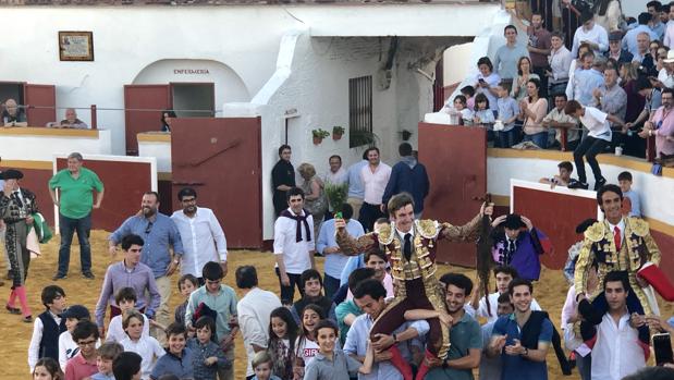 Los novilleros Daniel e la Fuente y Ruiz Muñoz, a hombros en Guillena el pasado 27 de abriil