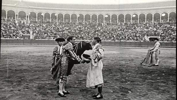 Fotografía de la alternativa de Chicuelo en la Real Maestranza en 1919