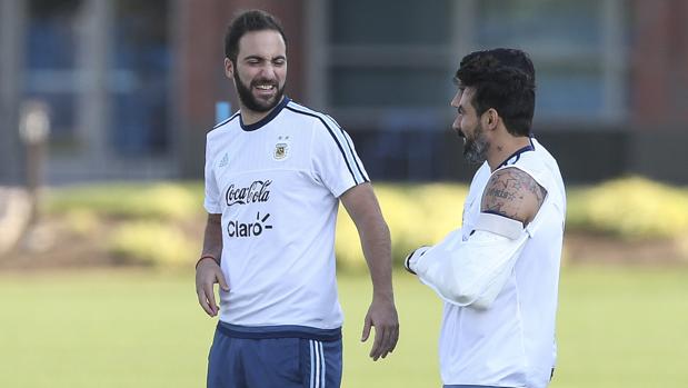 Lavezzi se ríe con Higuaín