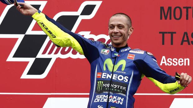 Valentino Rossi, en el podio del circuito de Assen