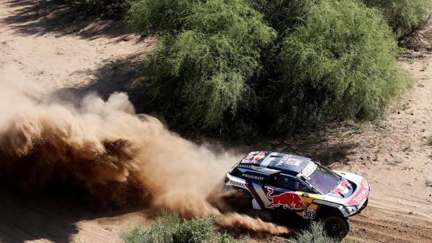 El vehículo de Carlos Sainz, en un momento de la etapa de este viernes