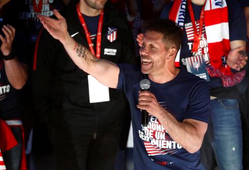 Diego Simeone se dirige a los aficionados